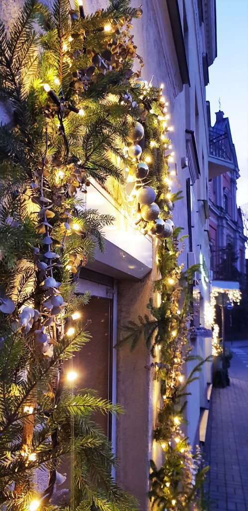 HORTUS-MAGICUS-Kalėdos-lauke.Įėjimo-dekoras-su-lemputėmis..Outdoors-Cristmas-Decoration-