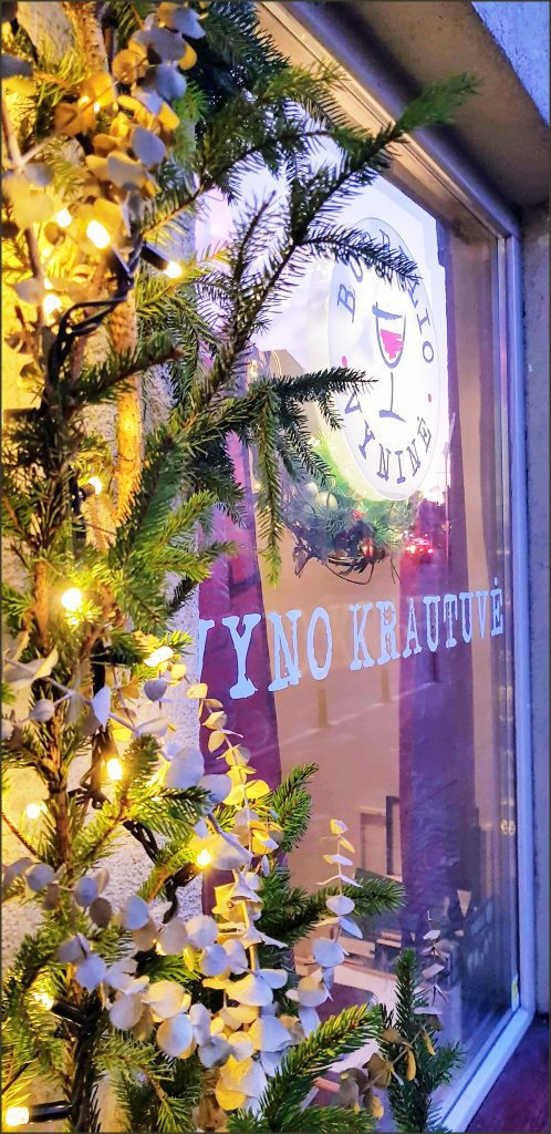 HORTUS-MAGICUS-Kalėdos-lauke.Įėjimo-dekoras-su-lemputėmis..Outdoors-Cristmas-Decoration--
