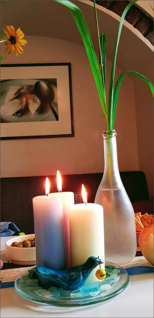 HORTUS-MAGICUS--Stalo-dekoras-su-kosmėja-ir-žvakėmis--Table-decoration
